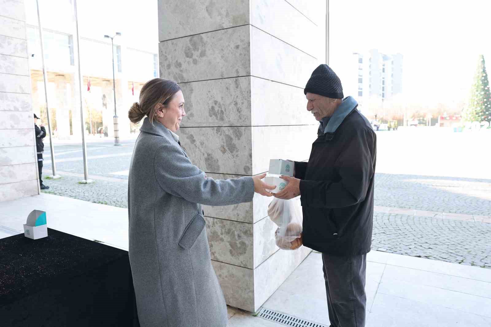 Başkan Şadi Özdemir’den kandil simidi ikramı
