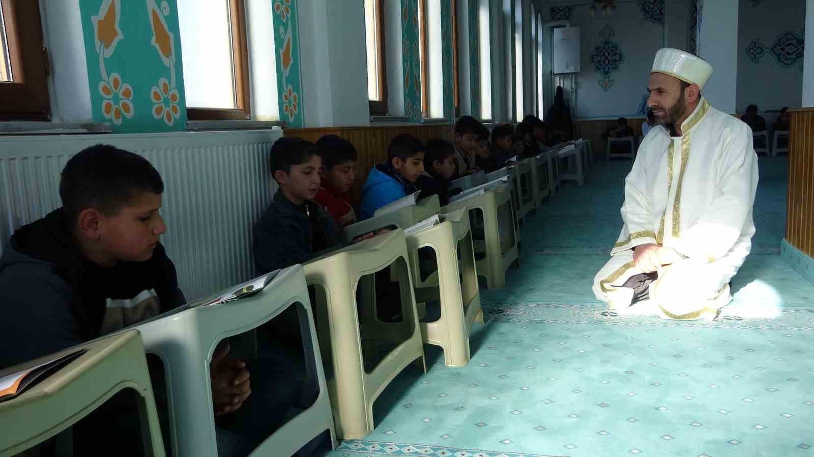 Camiye gelen çocuklar bir yılda bin kitap okudu