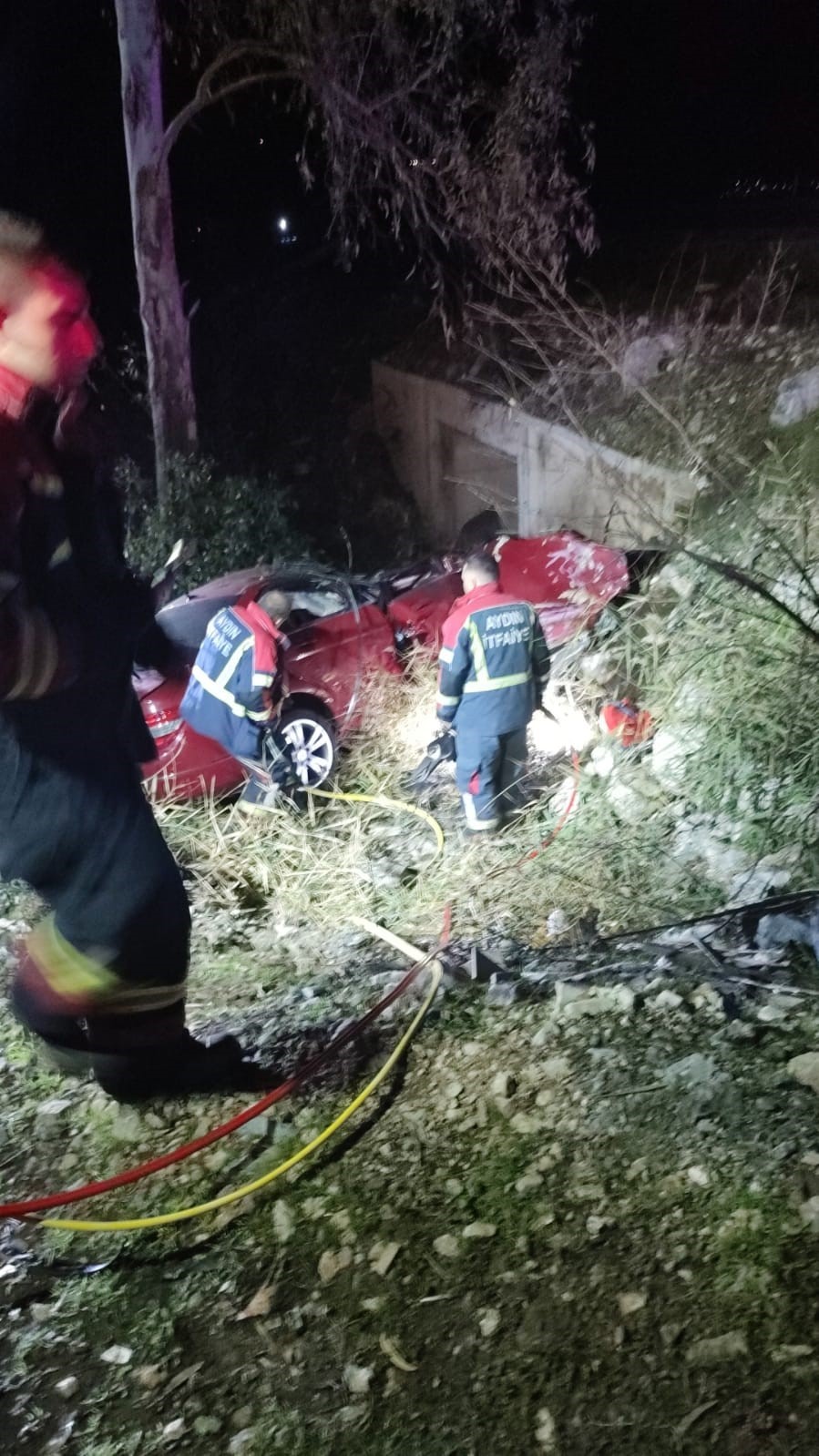 Kontrolden çıkan otomobil, kanala uçtu: 2 yaralı
