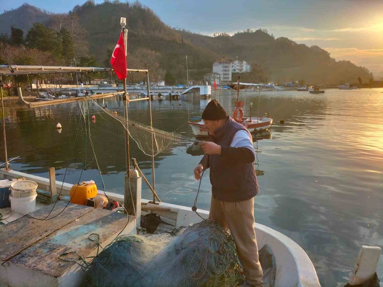 Baba yadigarı tekne ile 40 yıldır balıkçılık yapıyor
