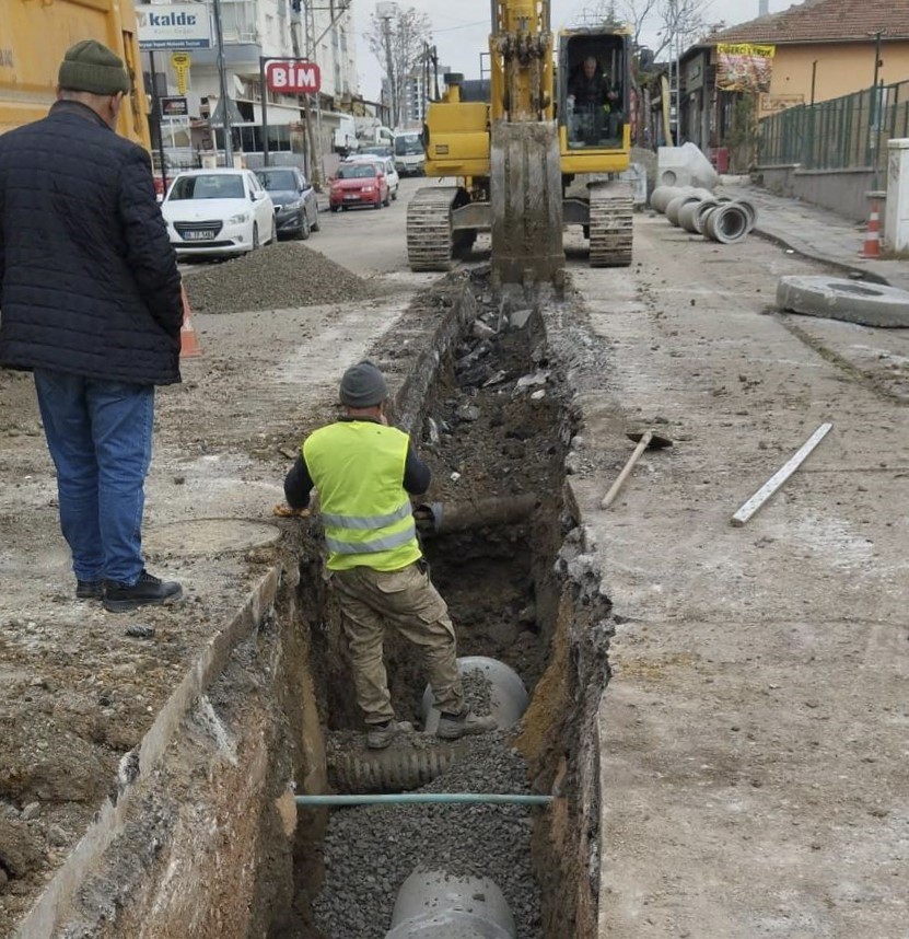 ASKİ, Yenikent’te su baskınlarını önlemek için yeni yağmur suyu hattı yapıyor
