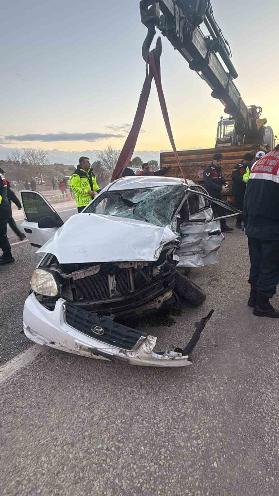 Yolcu minibüsü ile otomobil çarpıştı: 2 ölü, 18 yaralı
