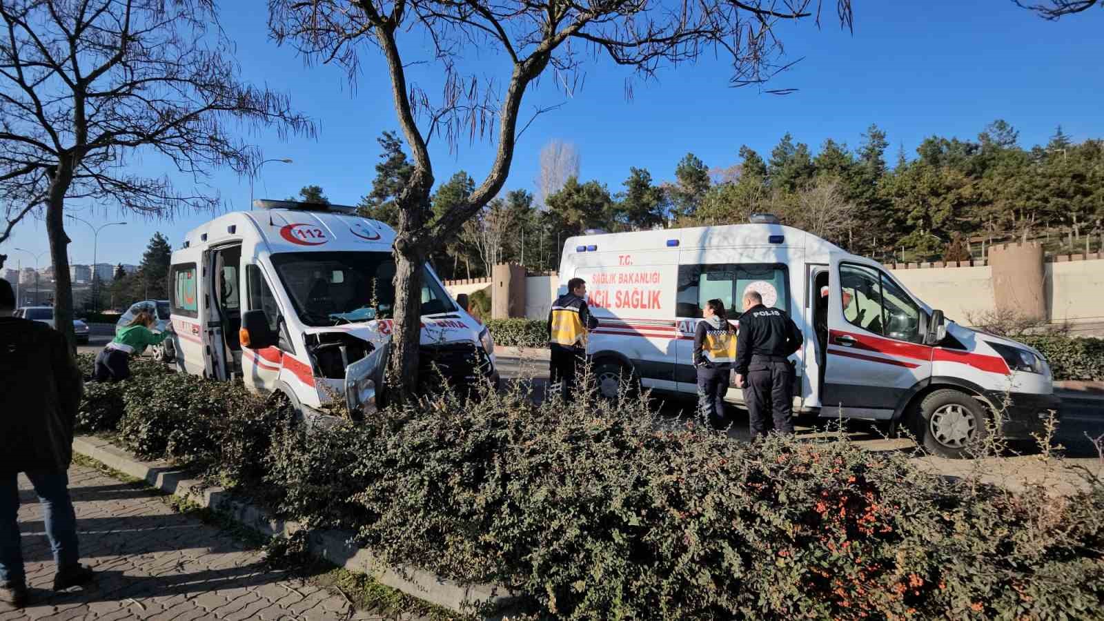 Bilecik&rsquo;te hasta taşıyan ambulans kaza yaptı
