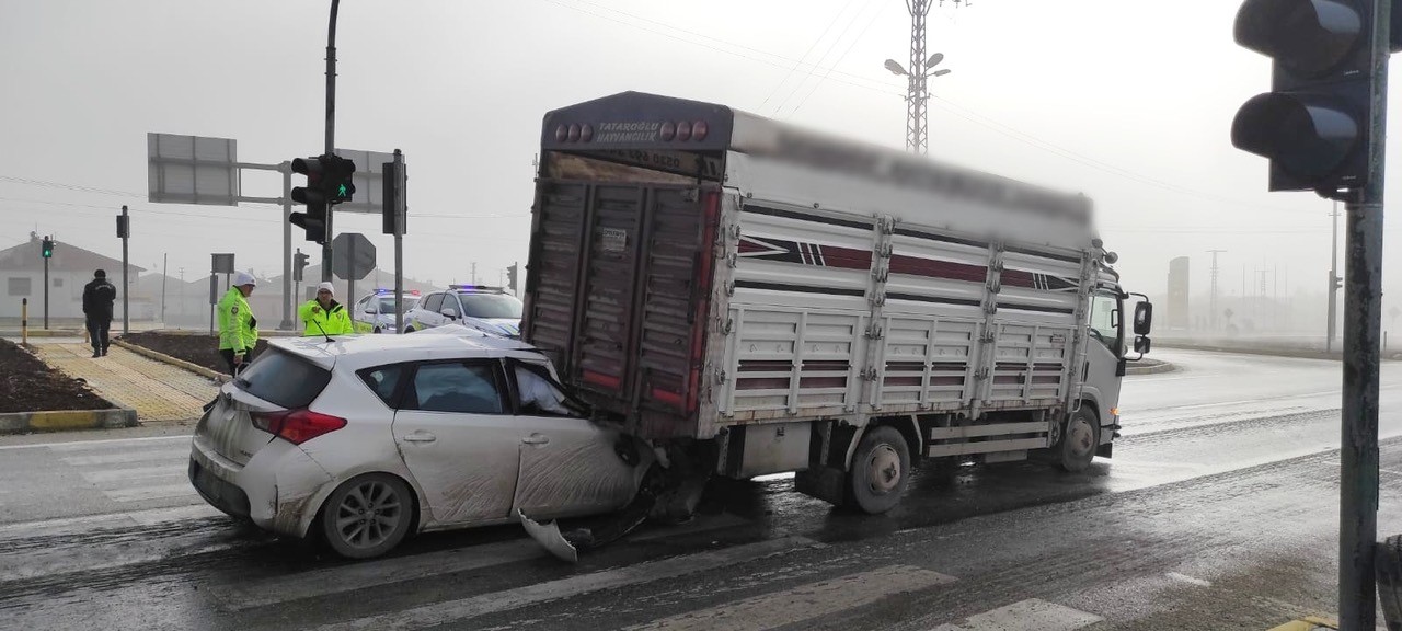 Konya’da otomobil kamyonete arkadan çarptı: 1 yaralı