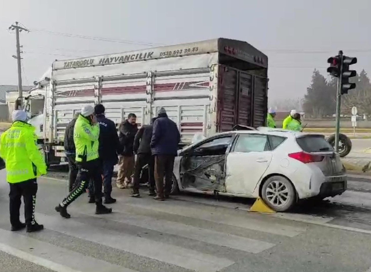 Konya’da otomobil kamyonete arkadan çarptı: 1 yaralı
