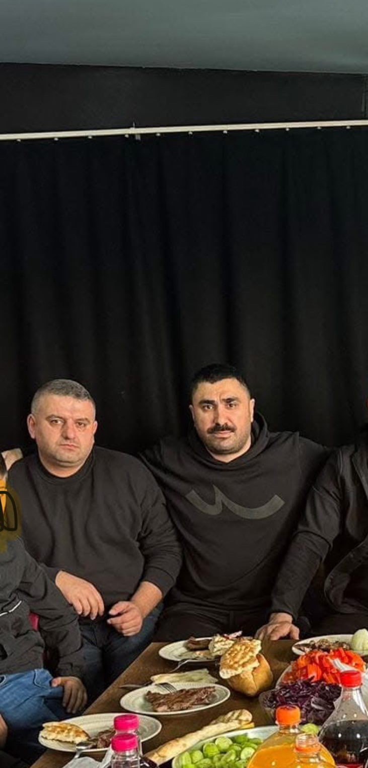 En yakın arkadaşını silahla &ouml;ld&uuml;rd&uuml;
