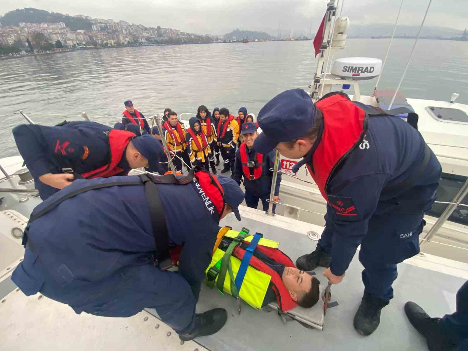 Sahil Güvenlik Komutanlığı, tıbbi tahliye eğitimi faaliyetlerini sürdürüyor
