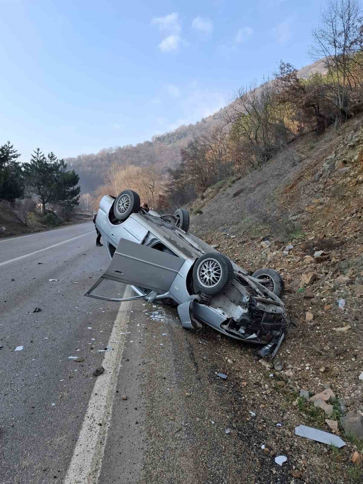 Gizli buzlanma nedeniyle kontrolden çıkan otomobil tepetaklak oldu
