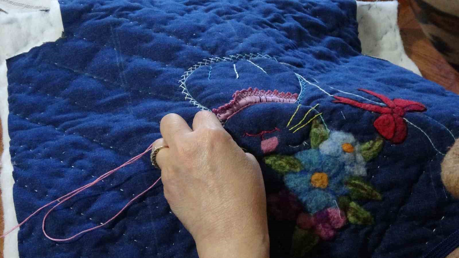 Unutulmaya y&uuml;z tutmuş yorgan desenleri artık giysilerde ve &ccedil;antalarda hayat buluyor
