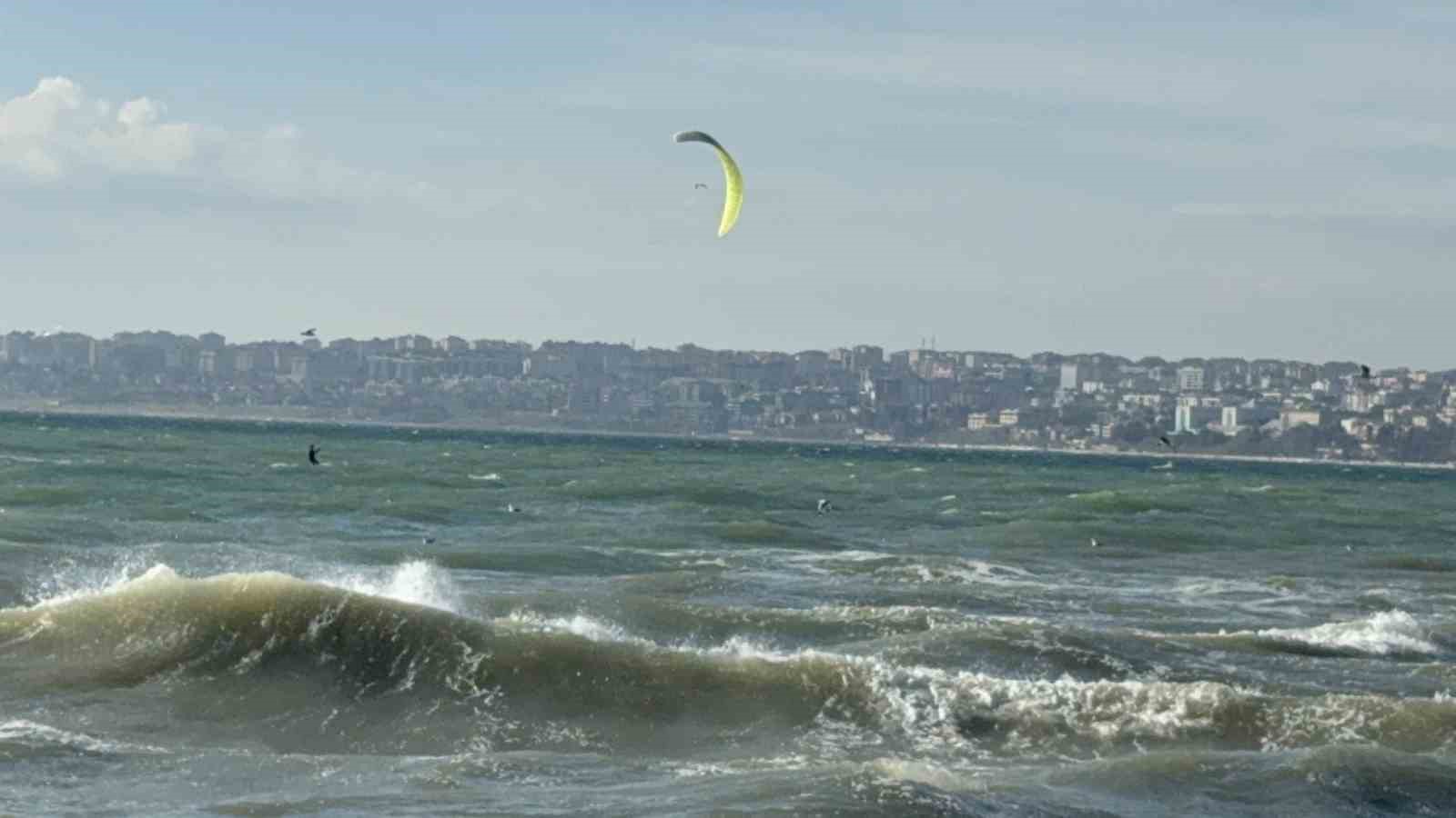 Büyükçekmece’de lodos etkisi: Dalgalar arasında böyle sörf yaptı
