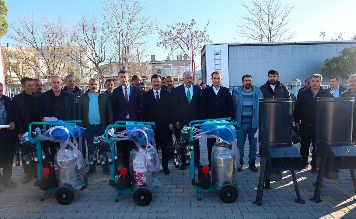 Kahta&rsquo;da &uuml;reticilere y&uuml;zde 70 hibeli tarım makineleri dağıtıldı
