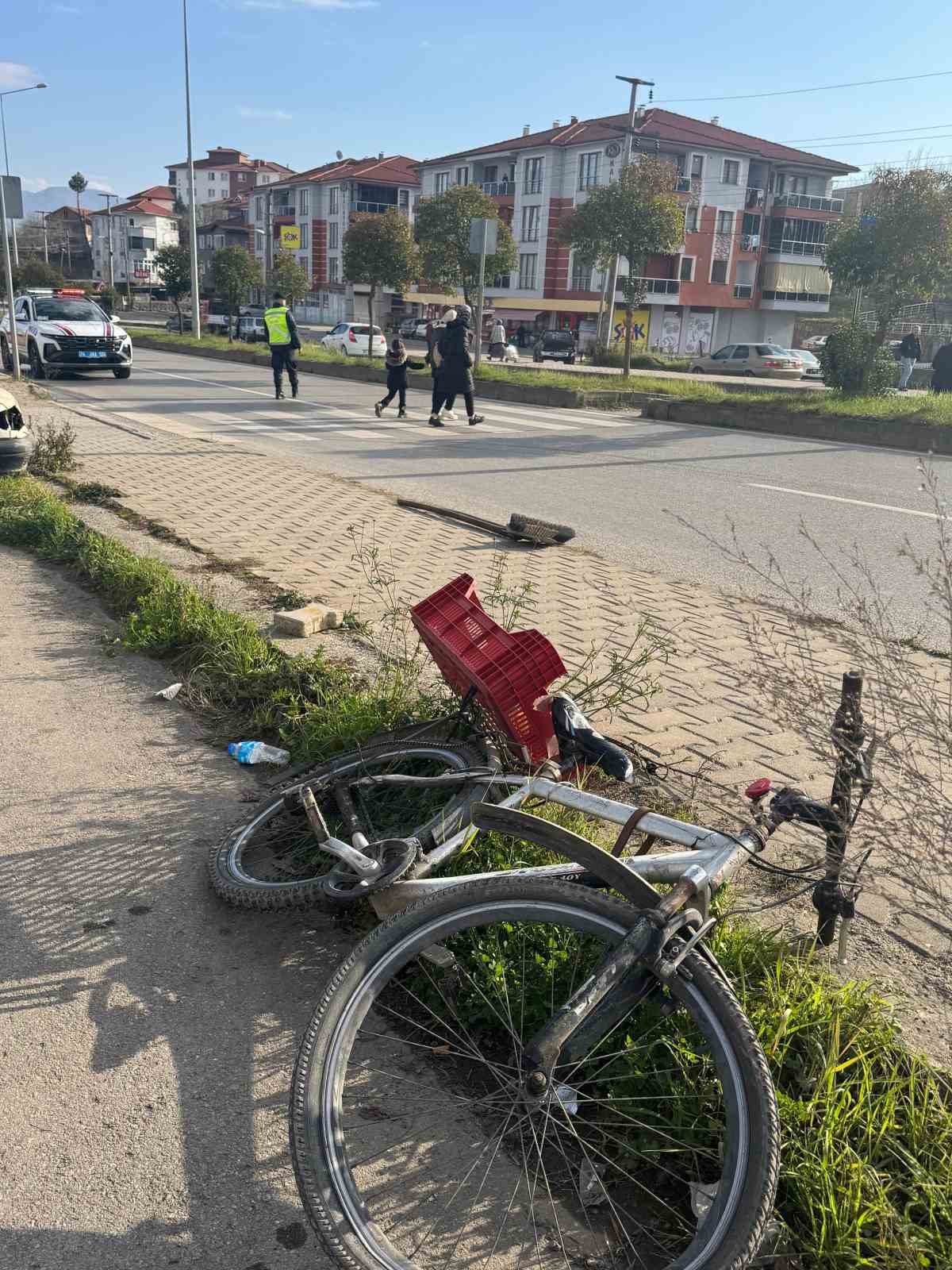 Minib&uuml;s bisiklete &ccedil;arptı: 1 yaralı
