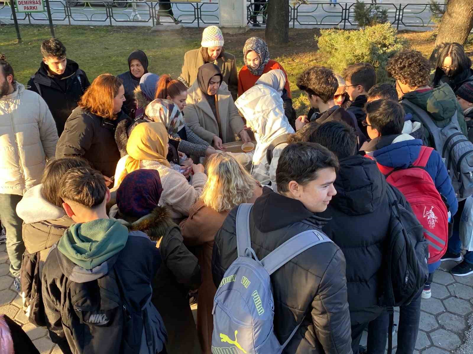 Eskişehir&rsquo;de dağıtılan sıcak &ccedil;orbalara yoğun ilgi

