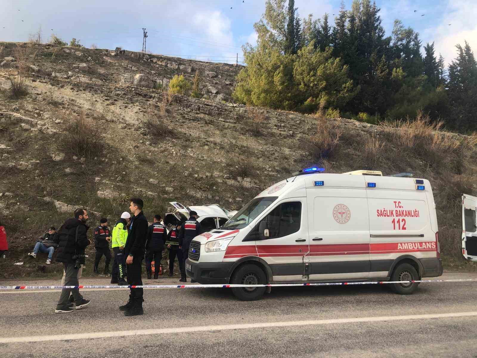 Balıkesir’de minibüs otomobille çarpıştı: 2 ölü