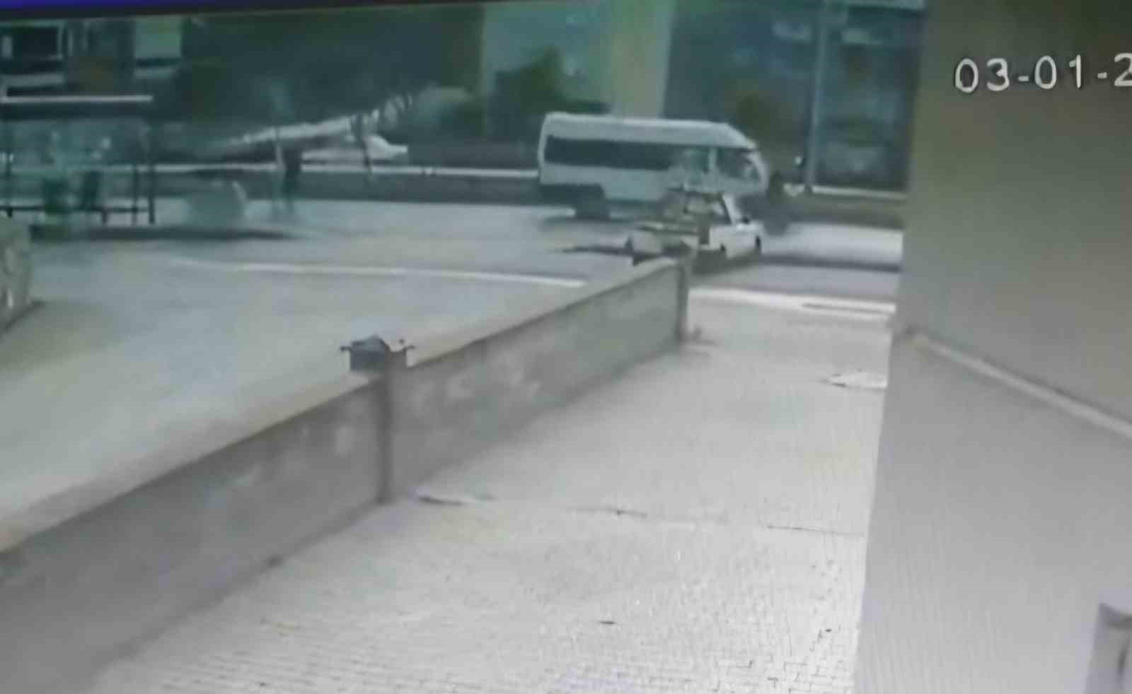 Minib&uuml;s&uuml;n bisiklete &ccedil;arptığı anlar kamerada
