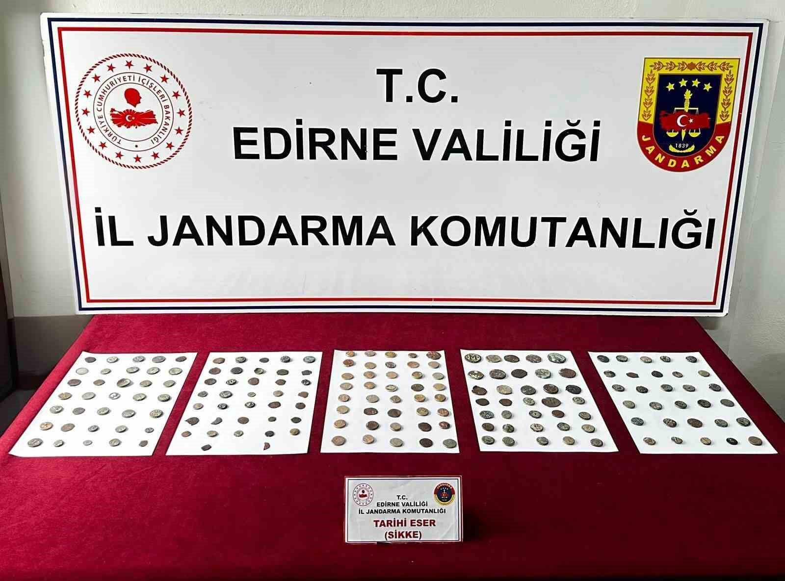 Edirne’de yolcu otobüsünde 177 tarihi sikke ele geçirildi