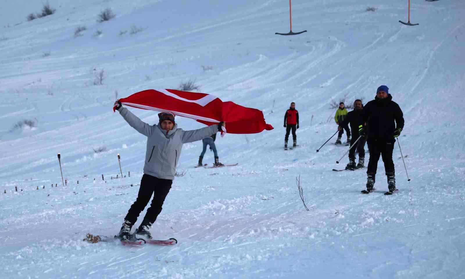 Türkiye’nin göl manzaralı kayak merkezinde sezon açıldı