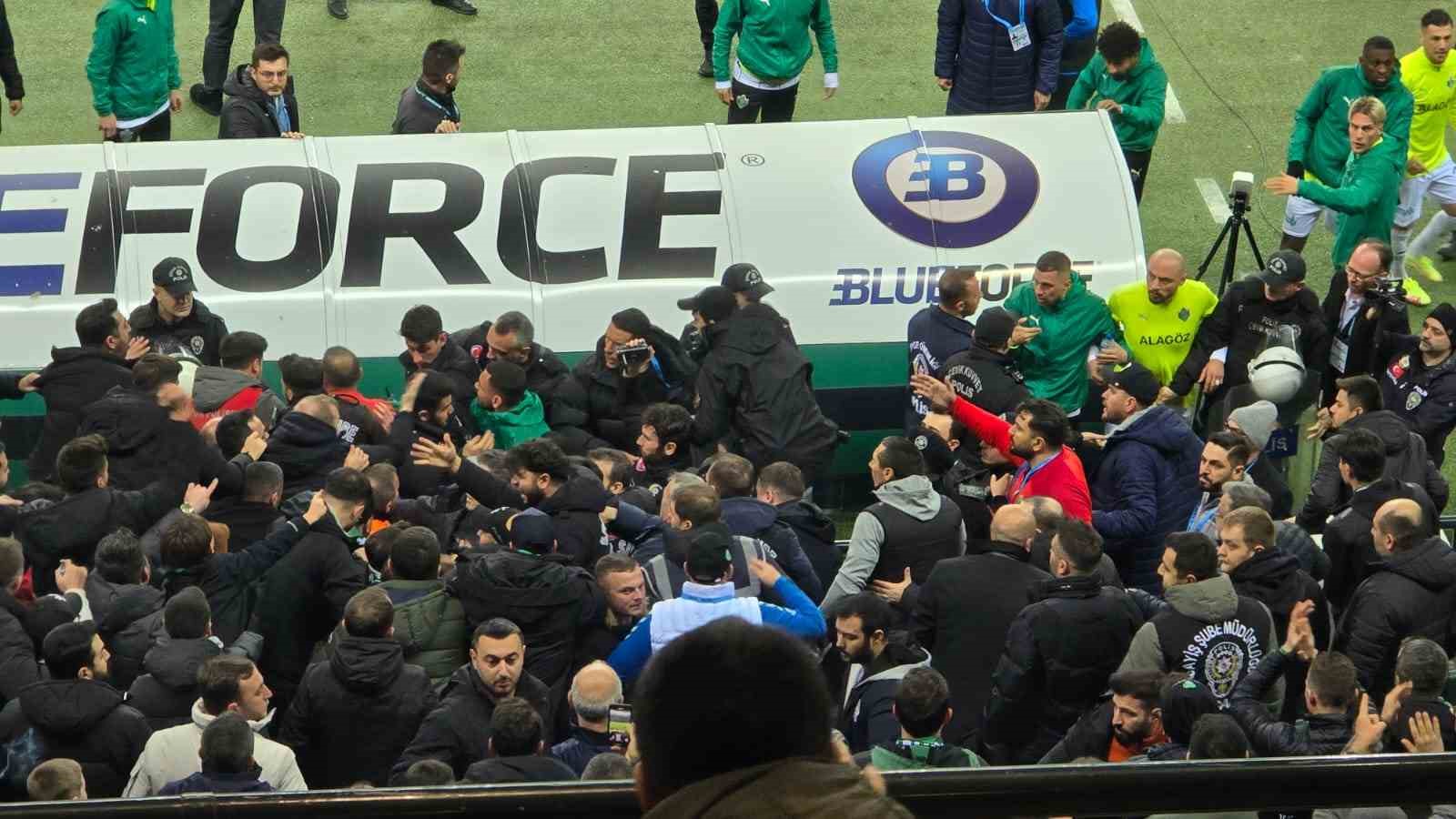 Kocaelispor - Iğdır maçında tribünde olay çıktı
