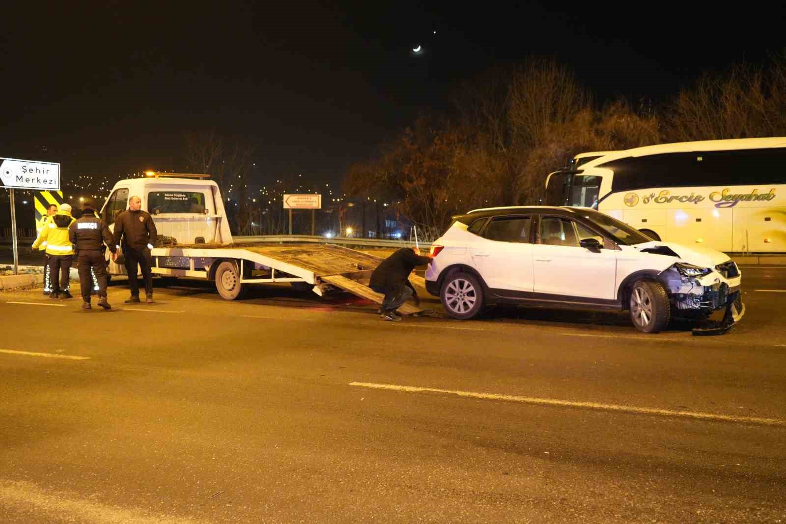 Kırıkkale’de iki otomobil çarpıştı: 3 yaralı
