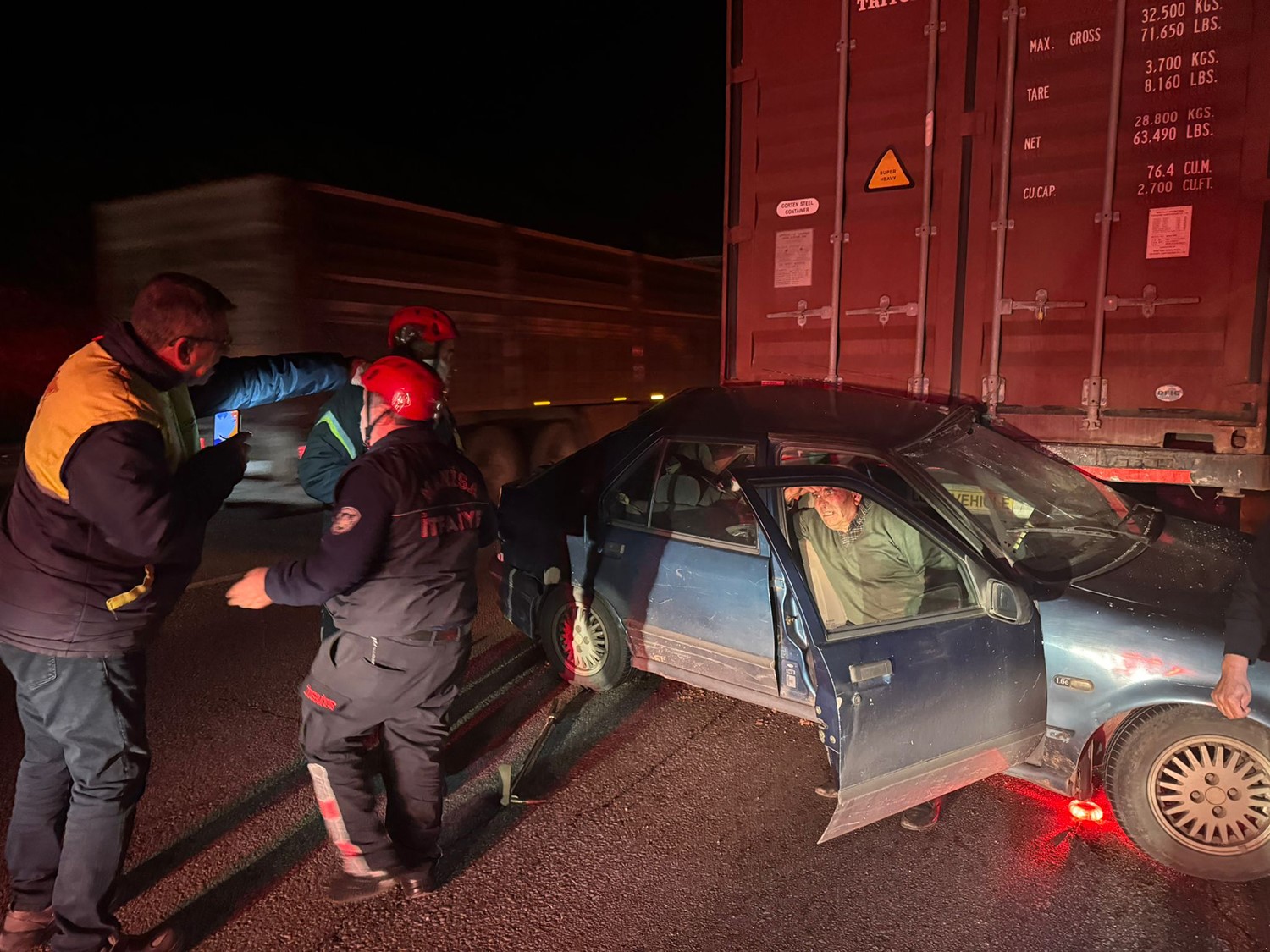 Otomobil, yol kenarındaki tıra çarptı: 2 ağır yaralı