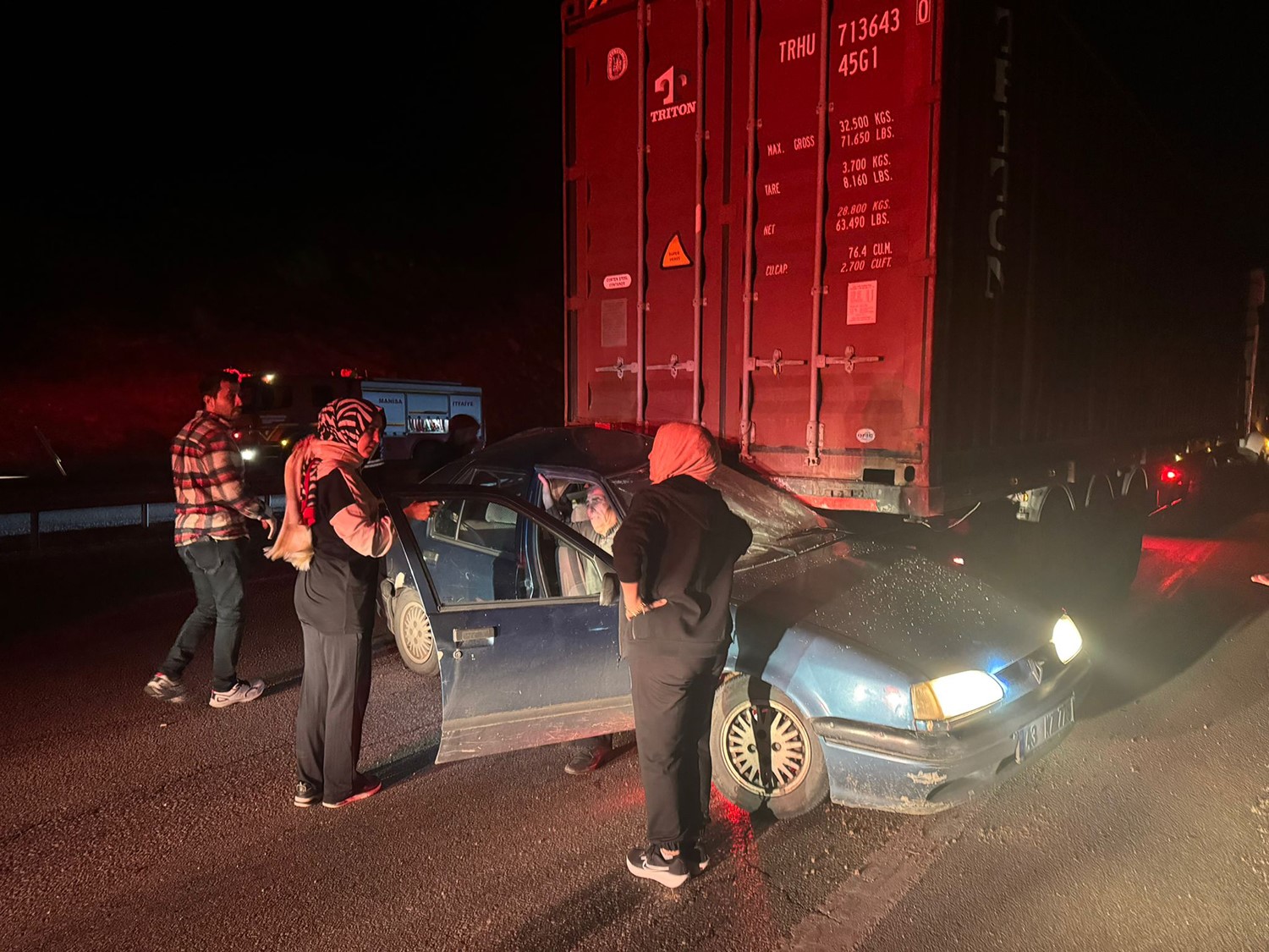 Otomobil, yol kenarındaki tıra çarptı: 2 ağır yaralı
