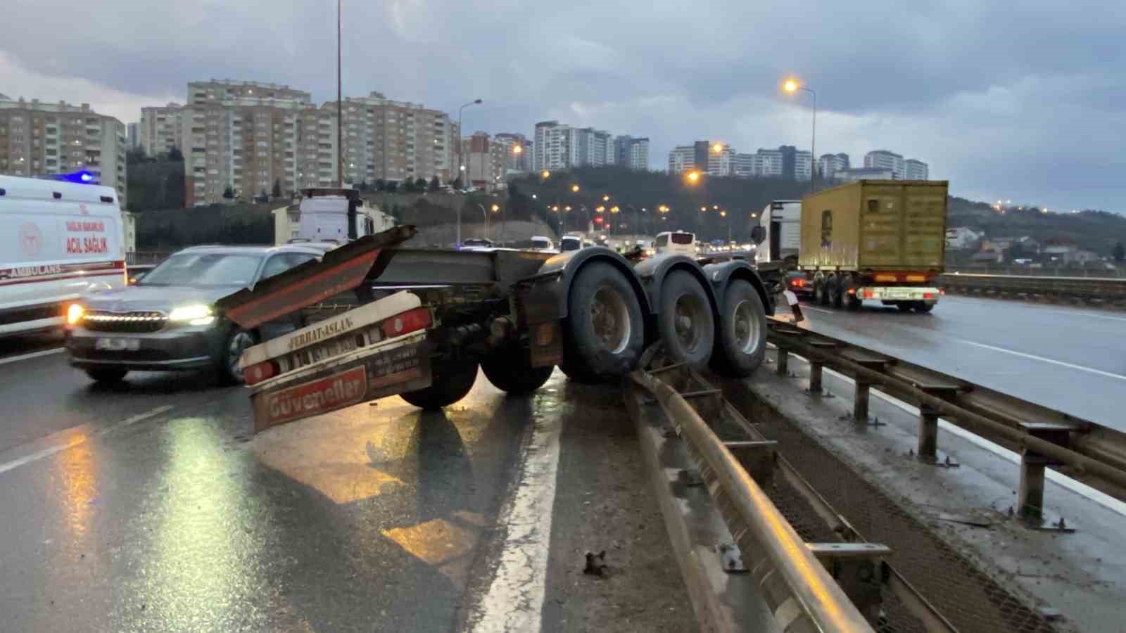 Makaslama yapan tırdan konteyner düştü, dorse bariyerlere girdi: 1 yaralı