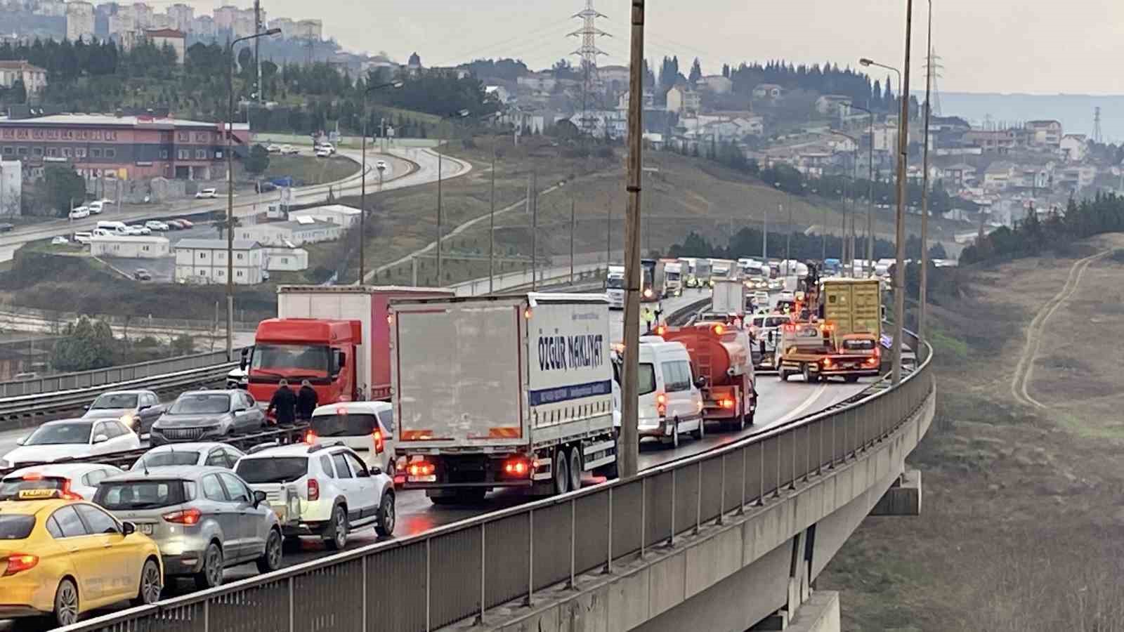 Makaslama yapan tırdan konteyner düştü, dorse bariyerlere girdi: 1 yaralı
