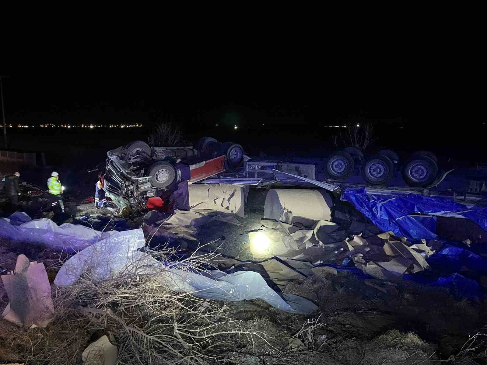 Konya’da tır devrildi, sürücü hayatını kaybetti