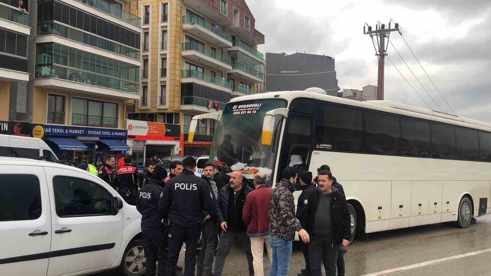 Galatasaray ve Göztepe taraftarları Bursa’da birbirine girdi:2 yaralı
