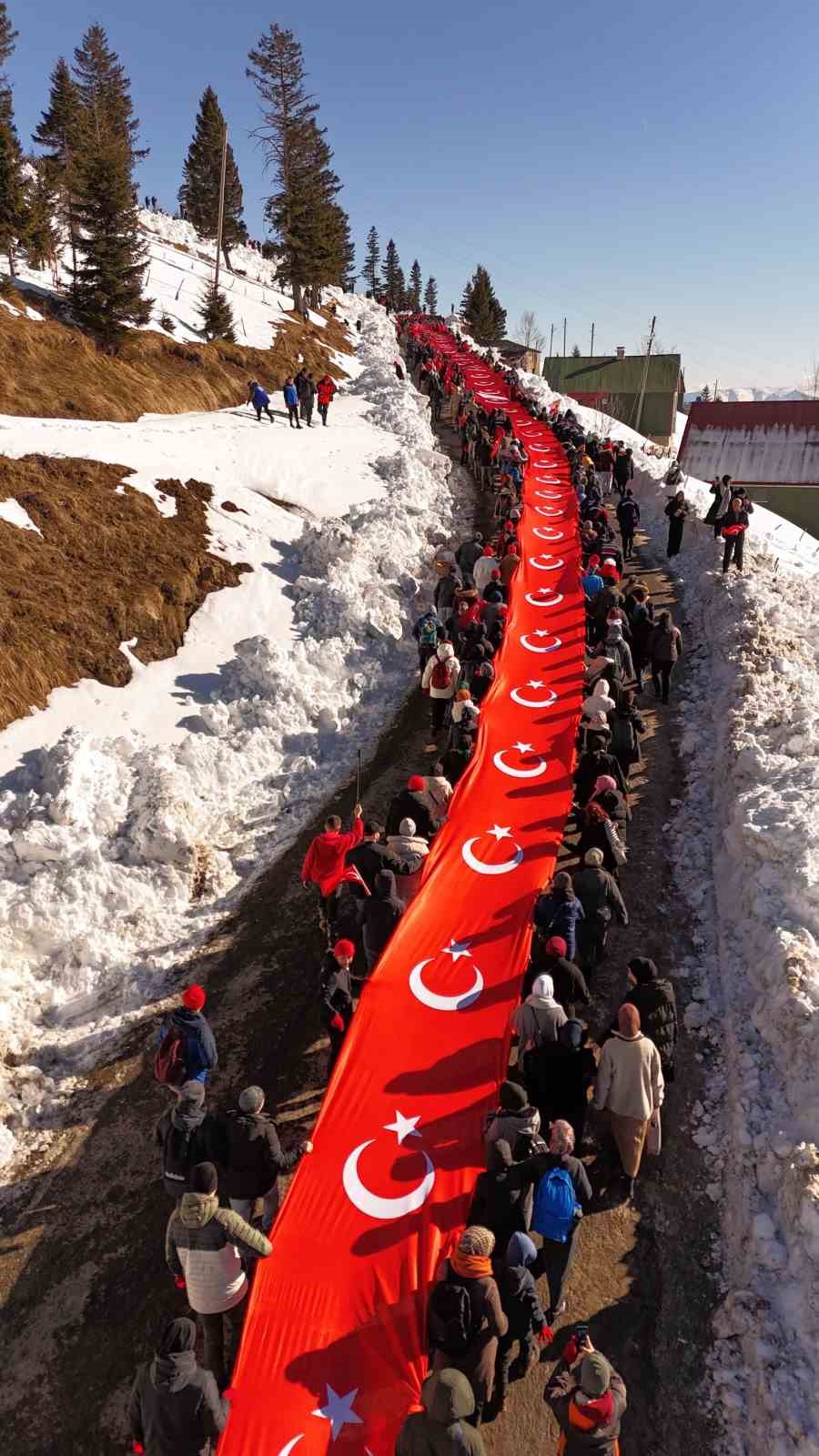 Sarıkamış Şehitleri için Sis Dağı’nda Türk bayrağı ile yürüdüler
