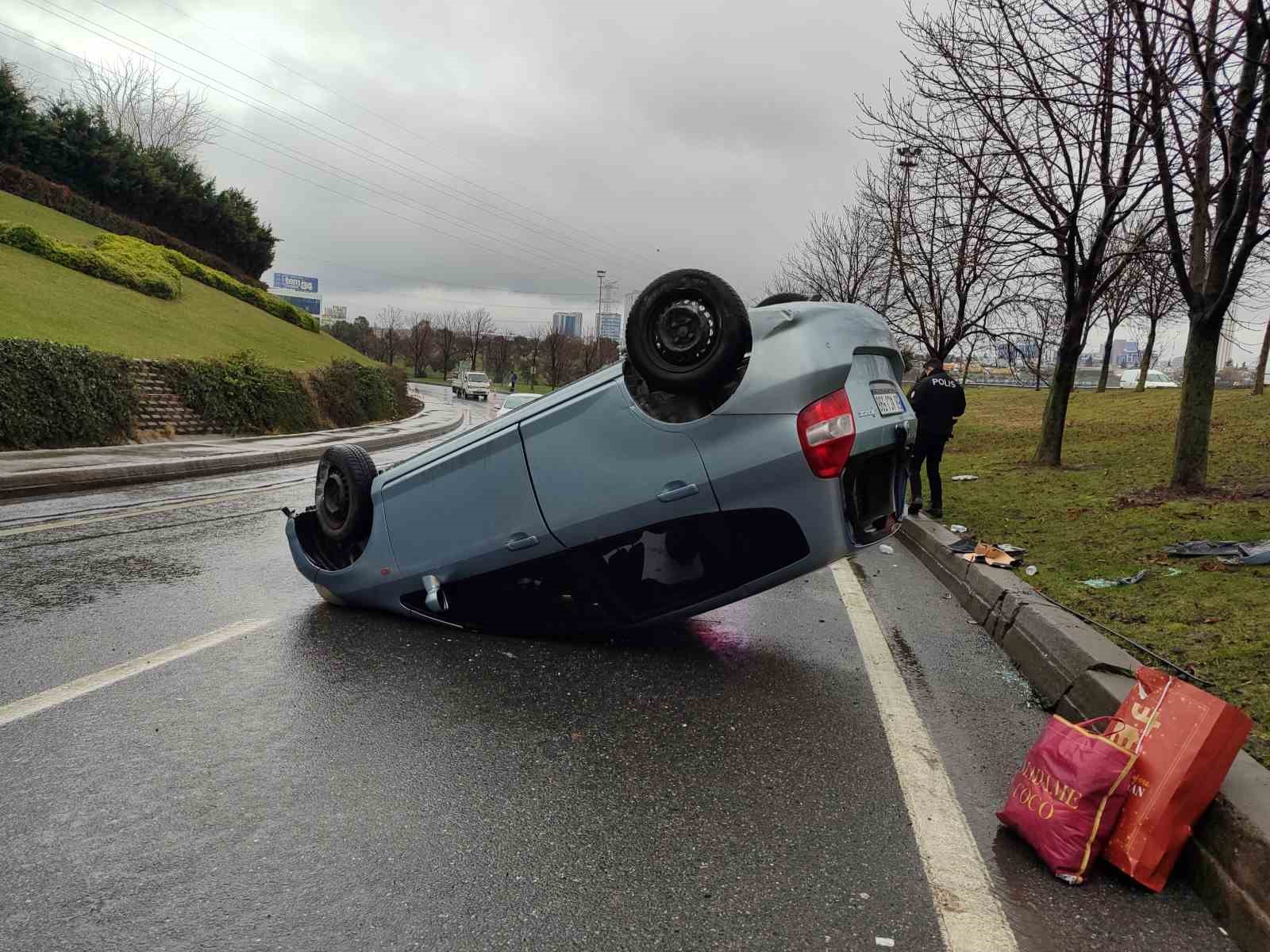 Başakşehir’de ters dönen otomobildeki 3 kişi burnu bile kanamadan kurtuldu
