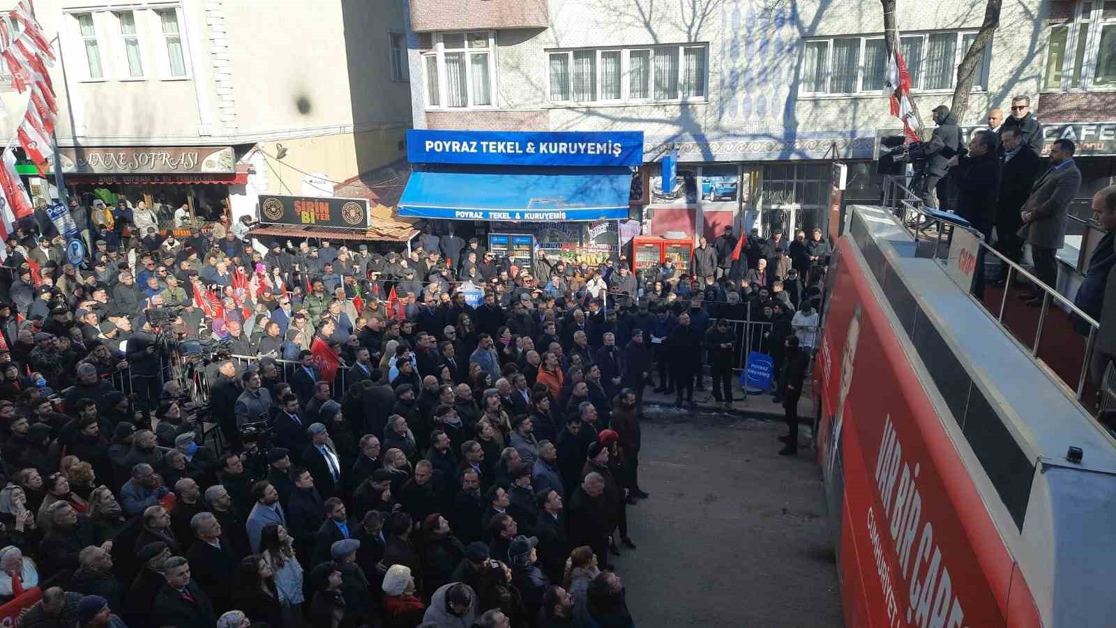 CHP Genel Başkanı Özel, Kars’ta partisinin il binasının açılış töreninde konuştu:
