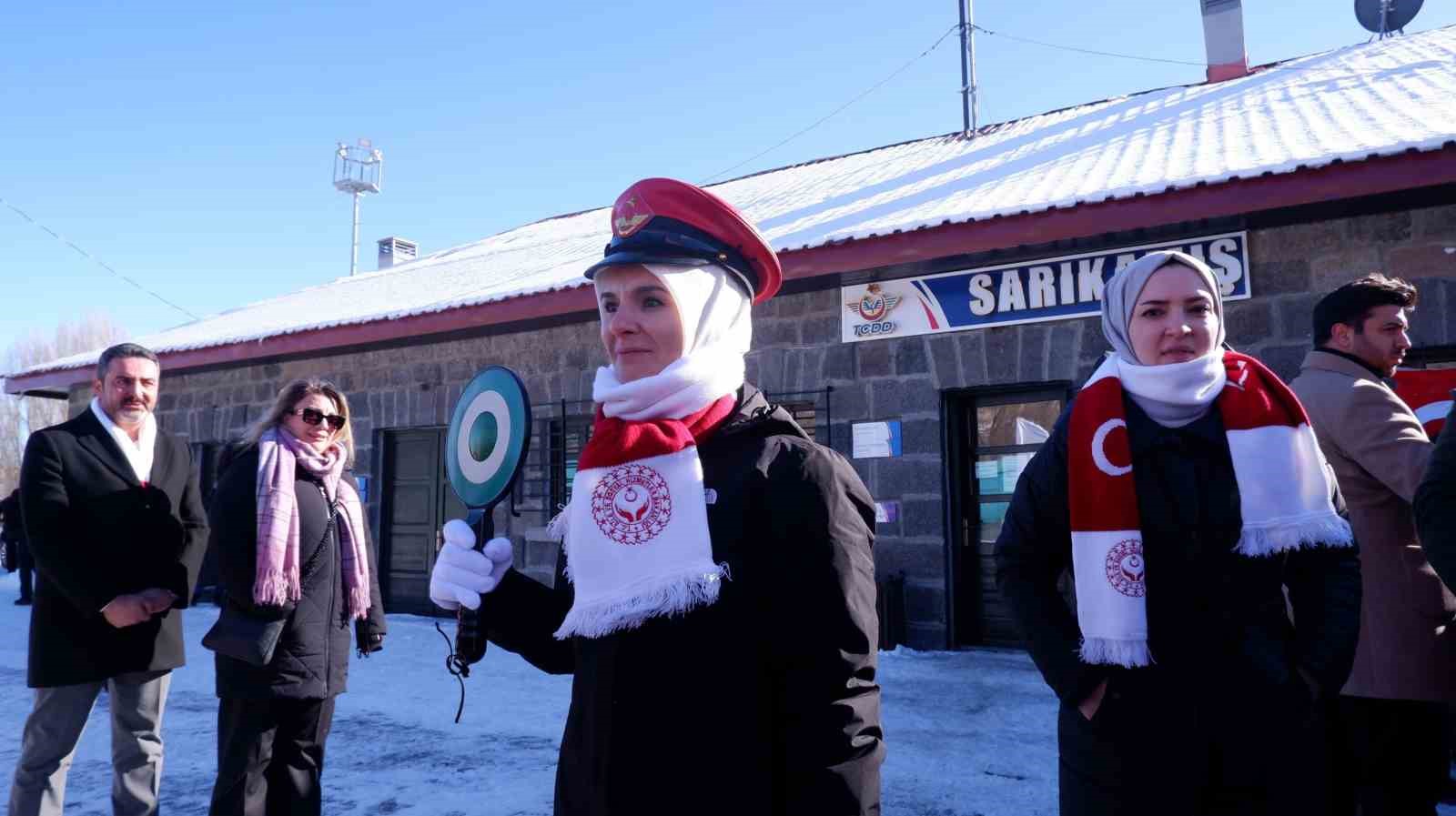 Sarıkamış Treni’ndeki gençleri Bakan Göktaş karşıladı
