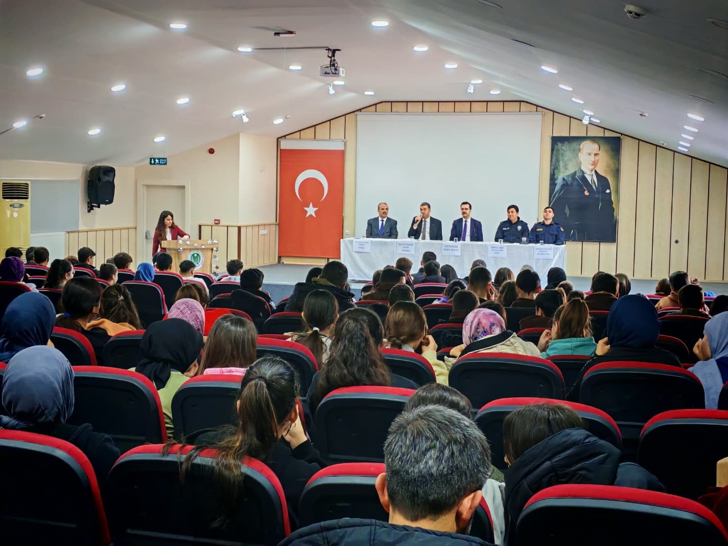 Öğrenciler merak ettikleri meslekleri yakından tanıdı