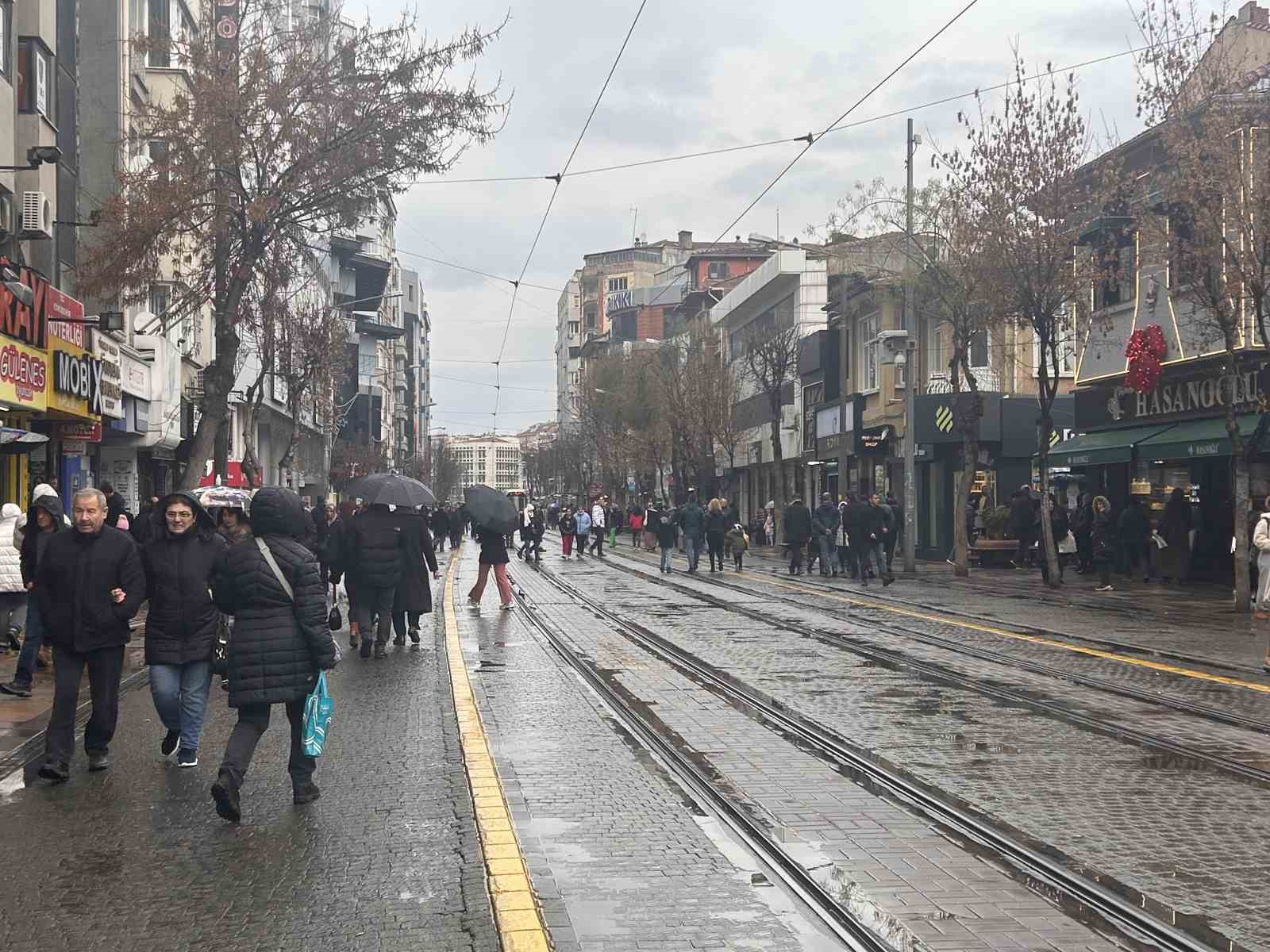 Eskişehir’de yağış vatandaşlara zor anlar yaşattı