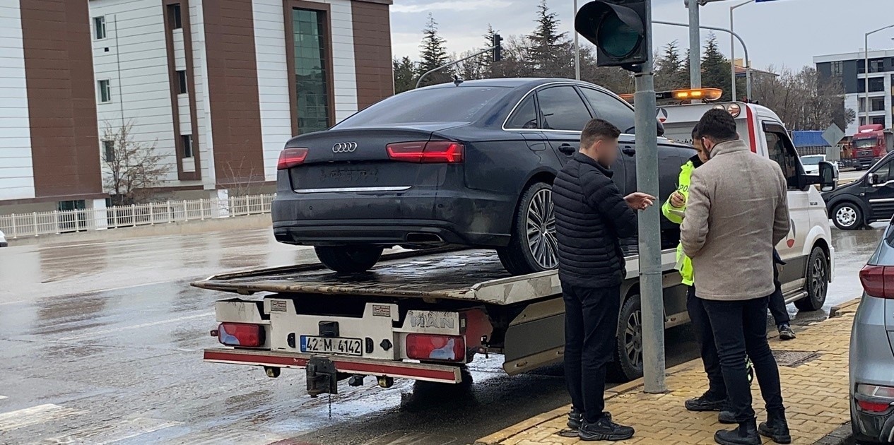 Jandarmanın dur ihtarına uymayarak kaçan plakasız otomobil polise yakalandı
