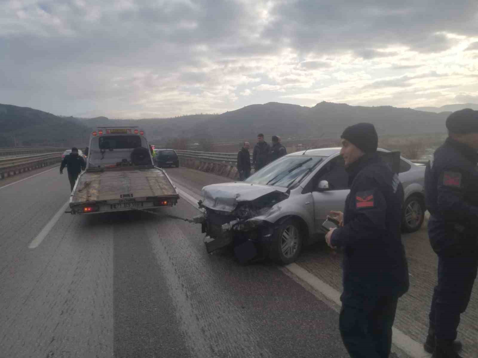 Kırıkkale’de otomobil bariyerlere çarptı: 1 yaralı