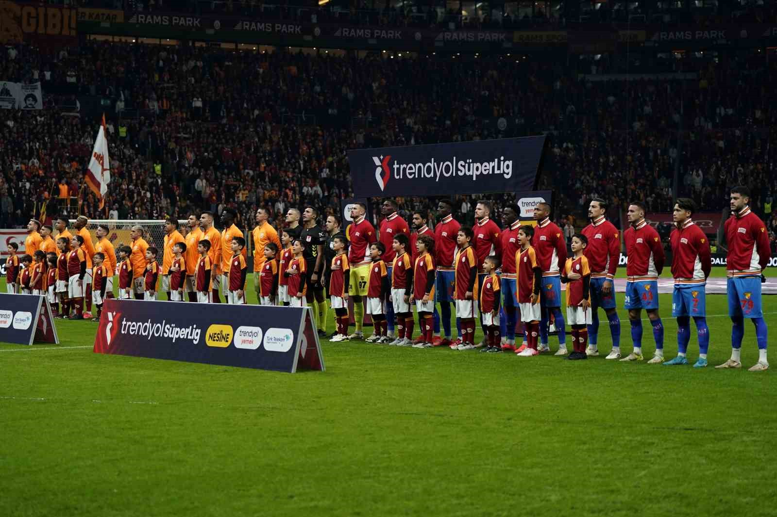 Trendyol Süper Lig: Galatasaray: 1 - Göztepe: 0 (Maç devam ediyor)