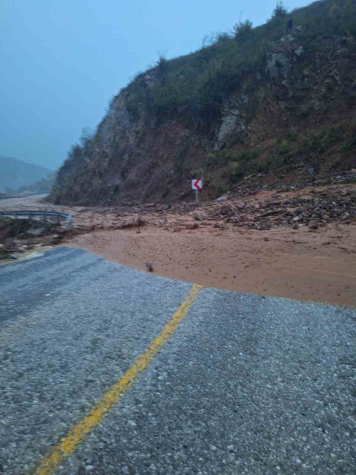 Marmaris’te sağanak etkili oldu, toprak kayması sonucu yollar kapandı
