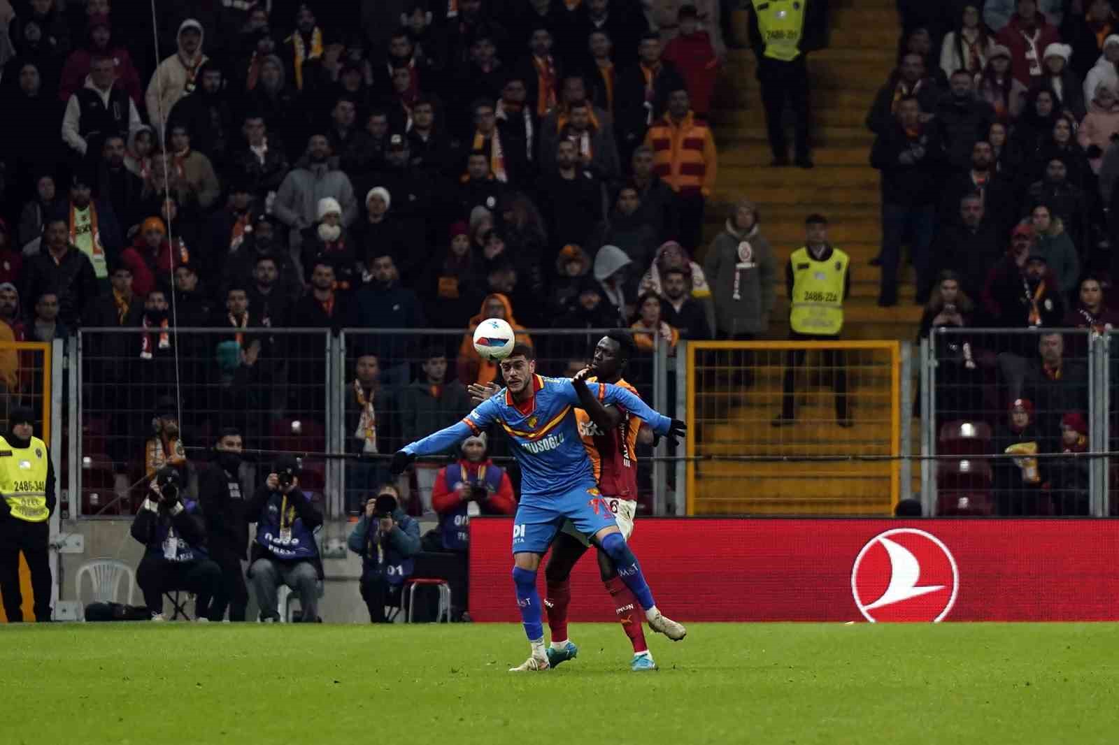 Trendyol Süper Lig: Galatasaray: 1 - Göztepe: 1 (İlk yarı)
