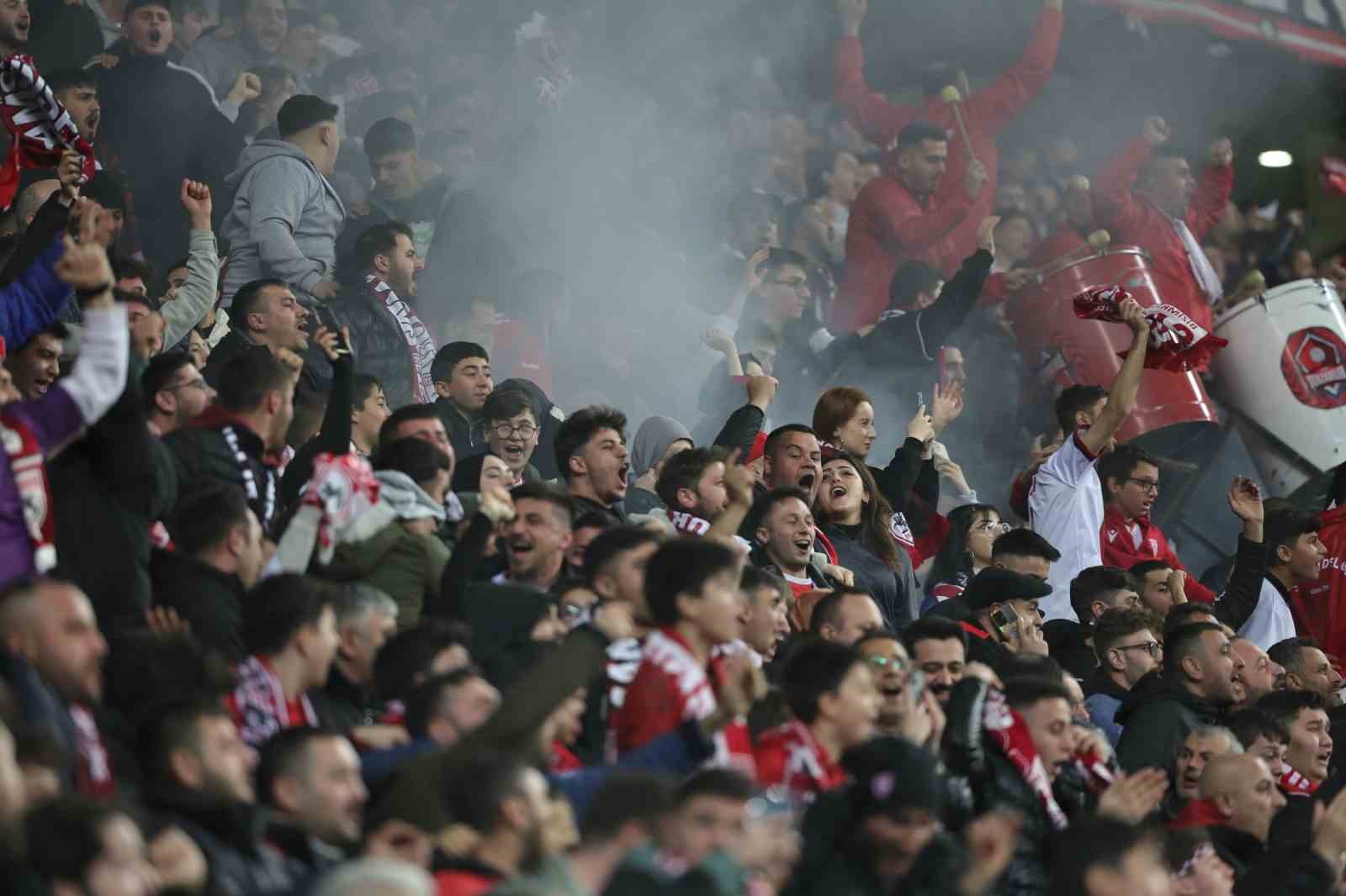 Trendyol Süper Lig: Samsunspor: 1 - Trabzonspor: 0 (İlk yarı)
