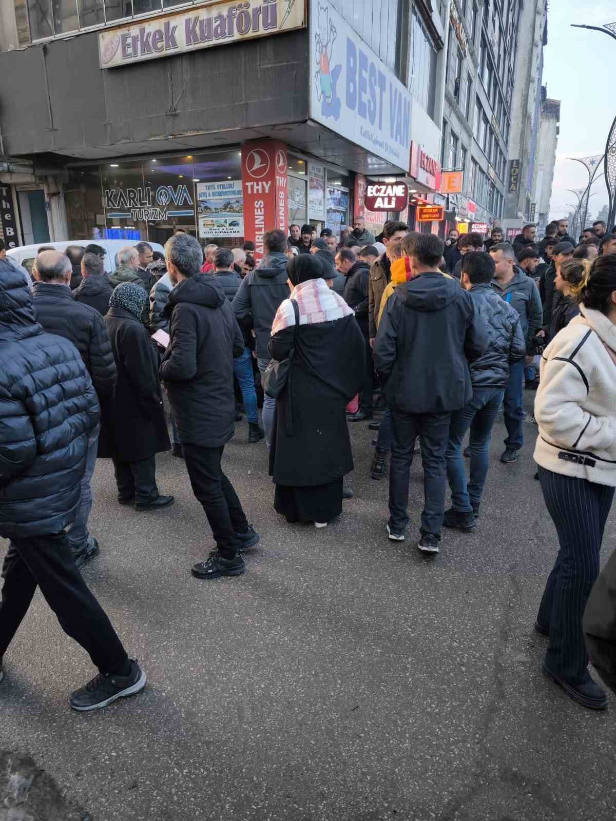 Yüksekova’da bıçaklı kavga: 3 yaralı
