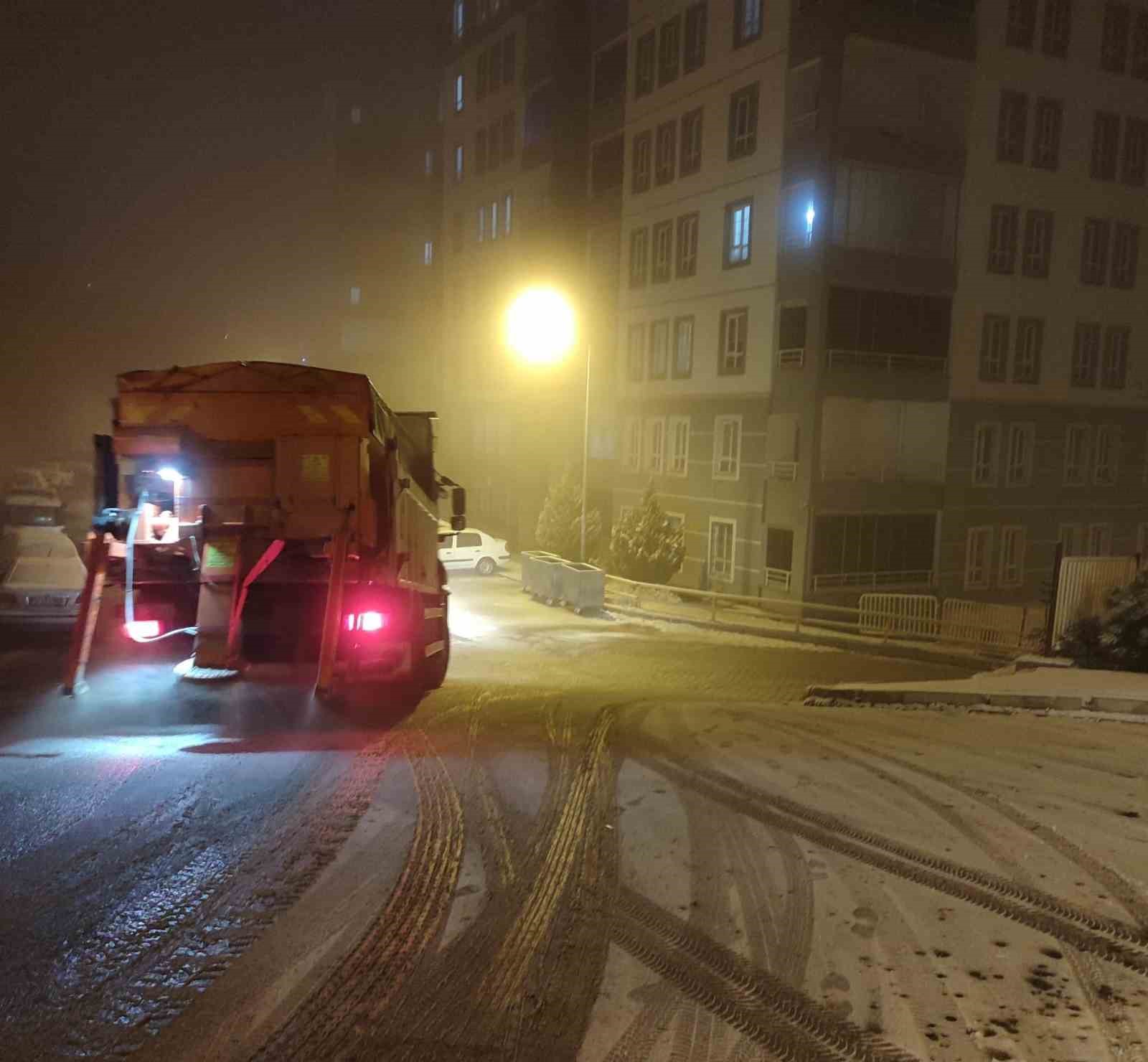 Elazığ’da buzlanmaya karşı tuzlama çalışması
