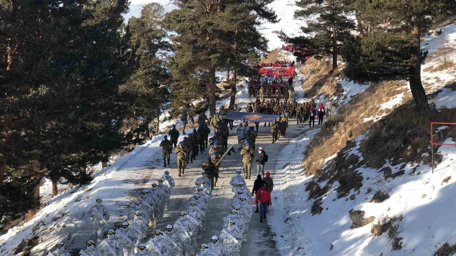 Binlerce kişi şehitler için Sarıkamış’ta yürüdü