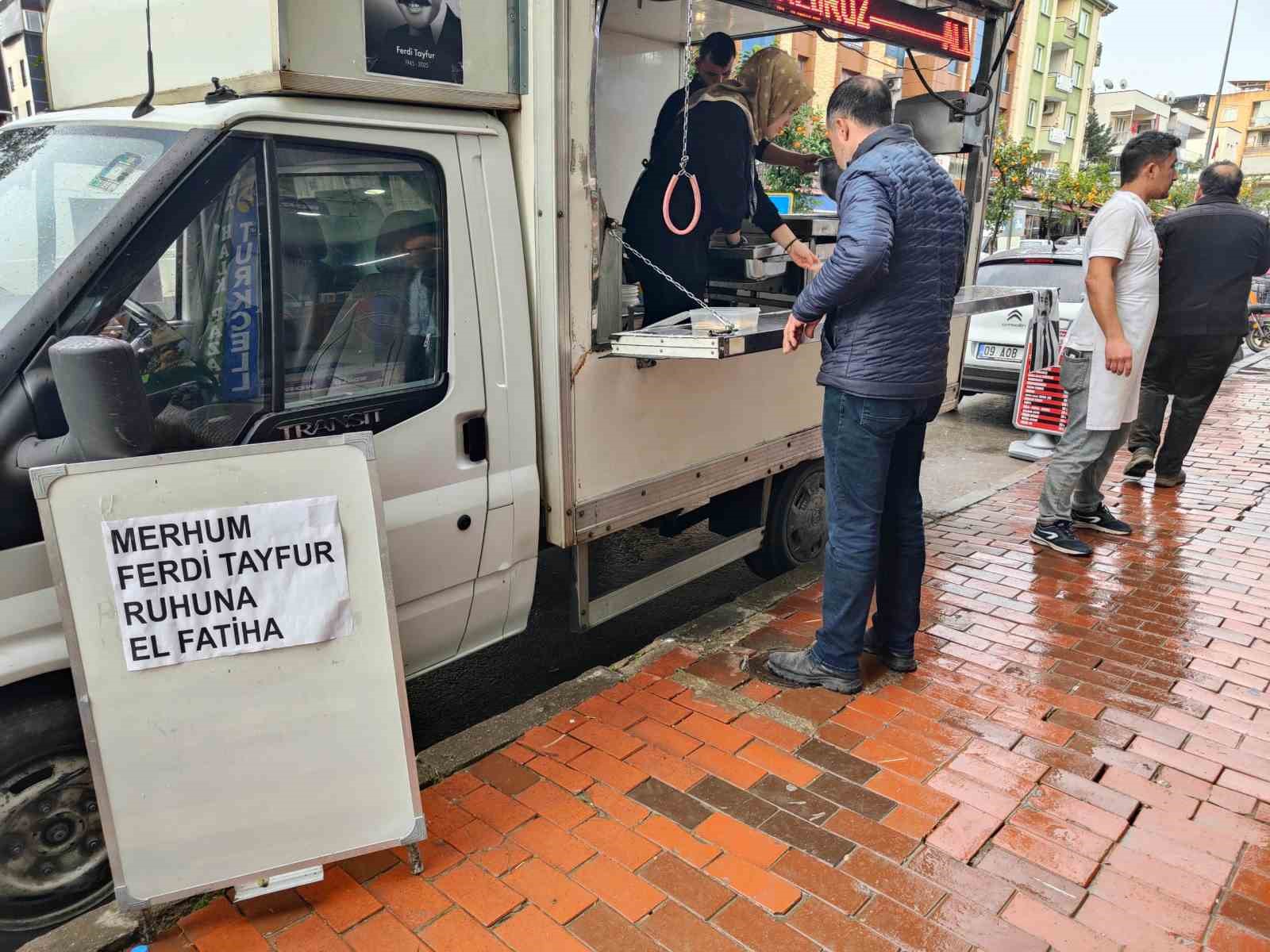 Kuşadası’nda Ferdi Tayfur’un hayranı, bin kişilik lokma döktürdü