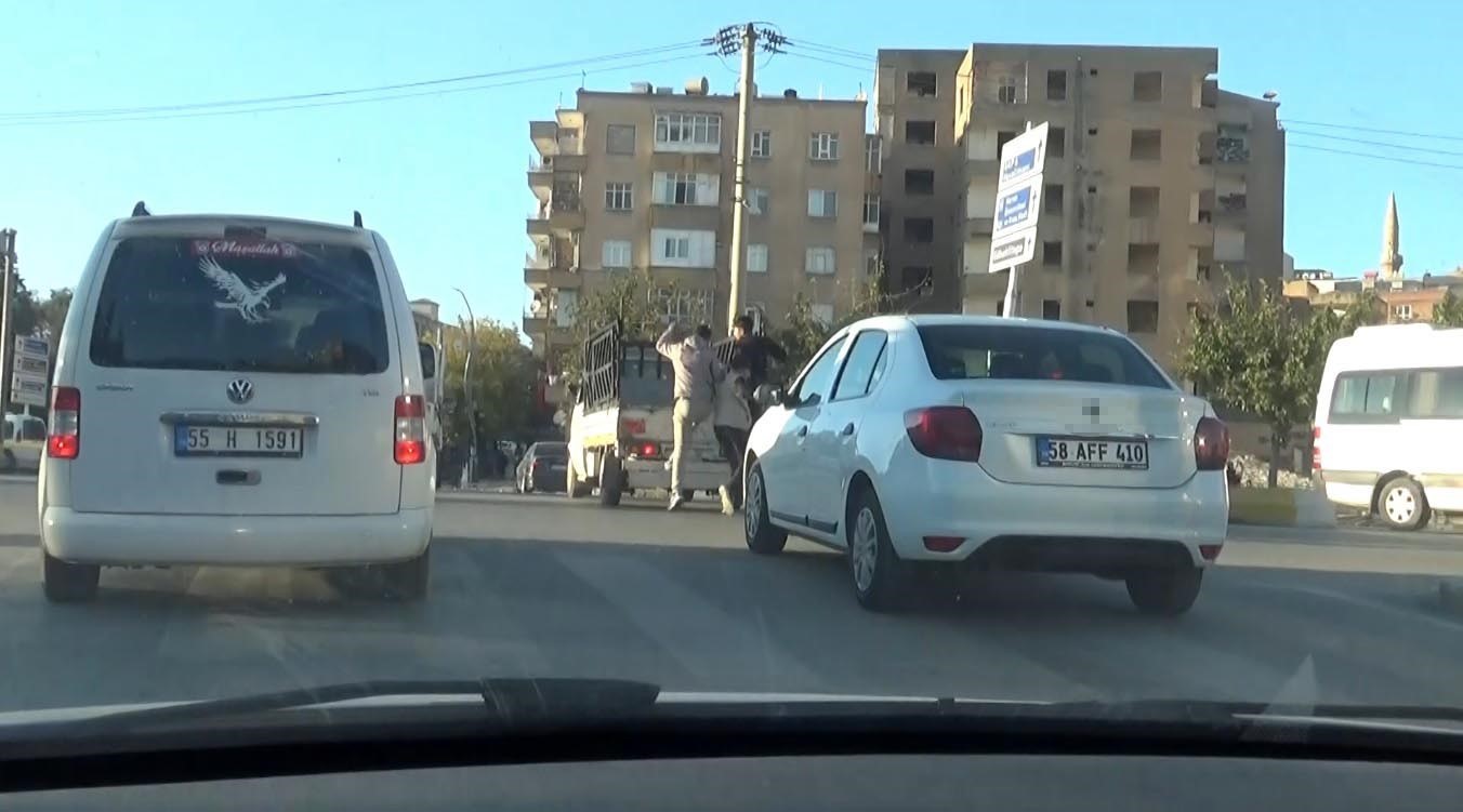 Çocukların tehlikeli oyunu kamerada
