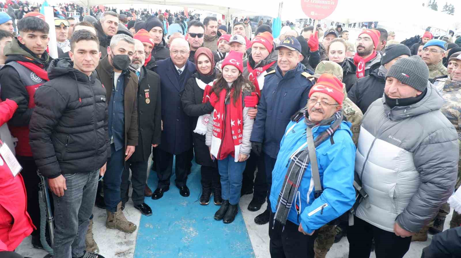 Milli Savunma Bakanı G&uuml;ler: "Bug&uuml;ne kadar olduğu gibi bundan sonra da daha b&uuml;y&uuml;k ve daha g&uuml;&ccedil;l&uuml; bir T&uuml;rkiye i&ccedil;in gayret g&ouml;stereceğiz"

