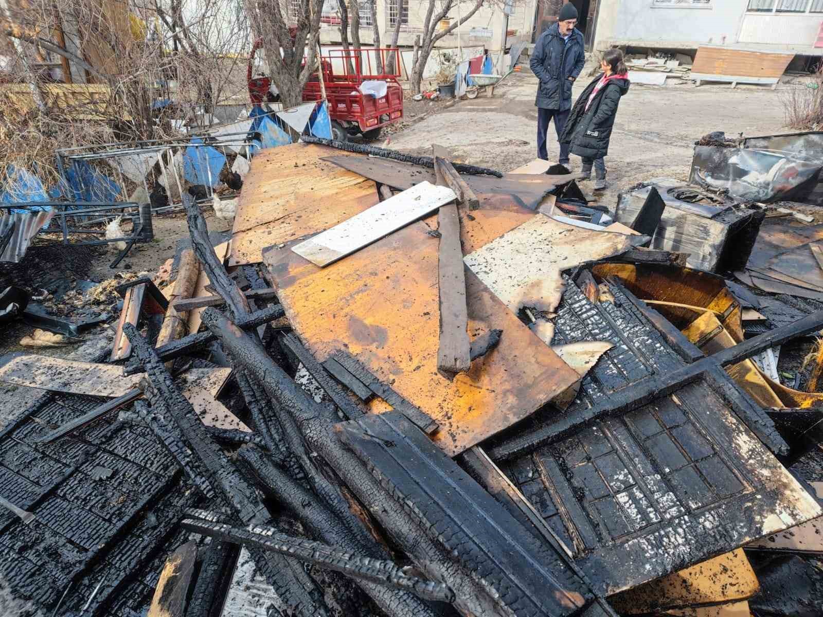 Van’da odunluk ve tandır evi yangını