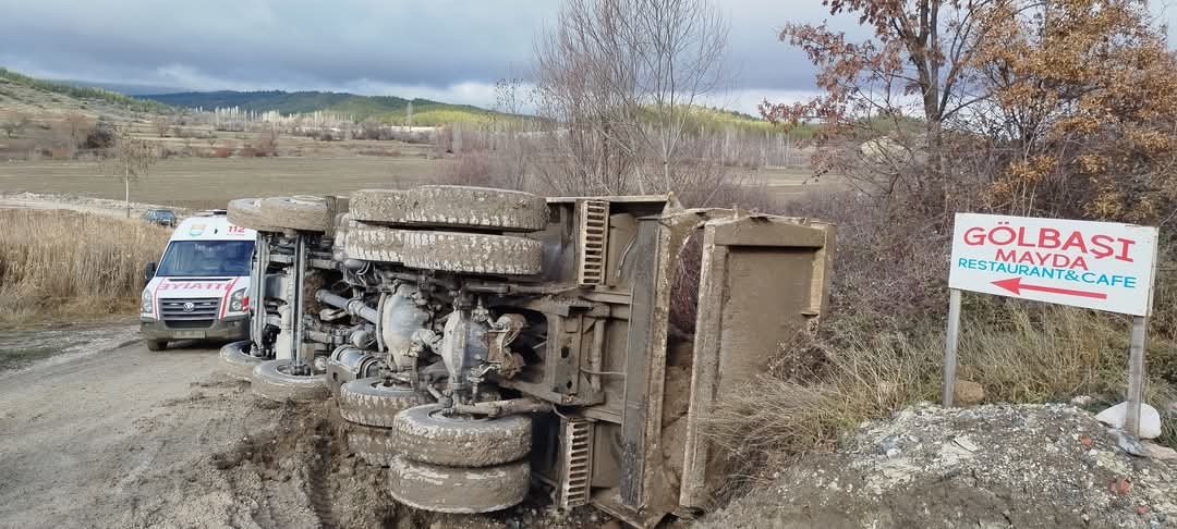 Burdur’da devrilen hafriyat kamyonundan burnu kanamadan çıktı