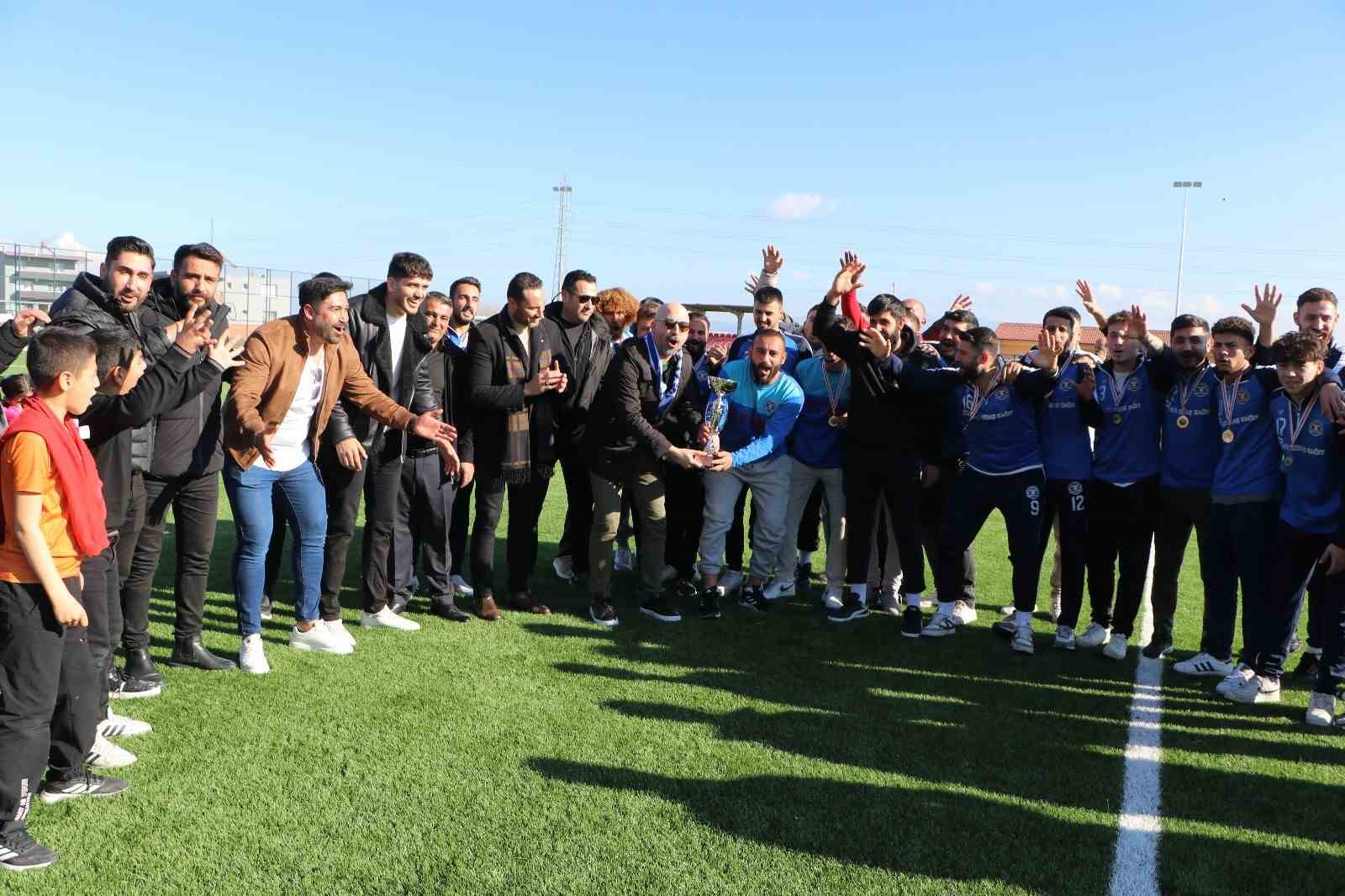 Sazlıspor, şampiyonluk kupasını Başkan Arıkan’ın elinden aldı